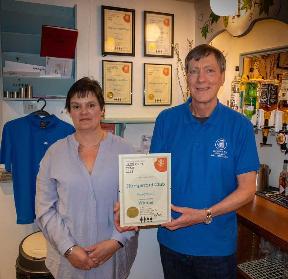 Debbie Hutchins receives the CAMRA Club of the Year award from West Berkshire CAMRA Secretary Mike Avery on 19th April 2023